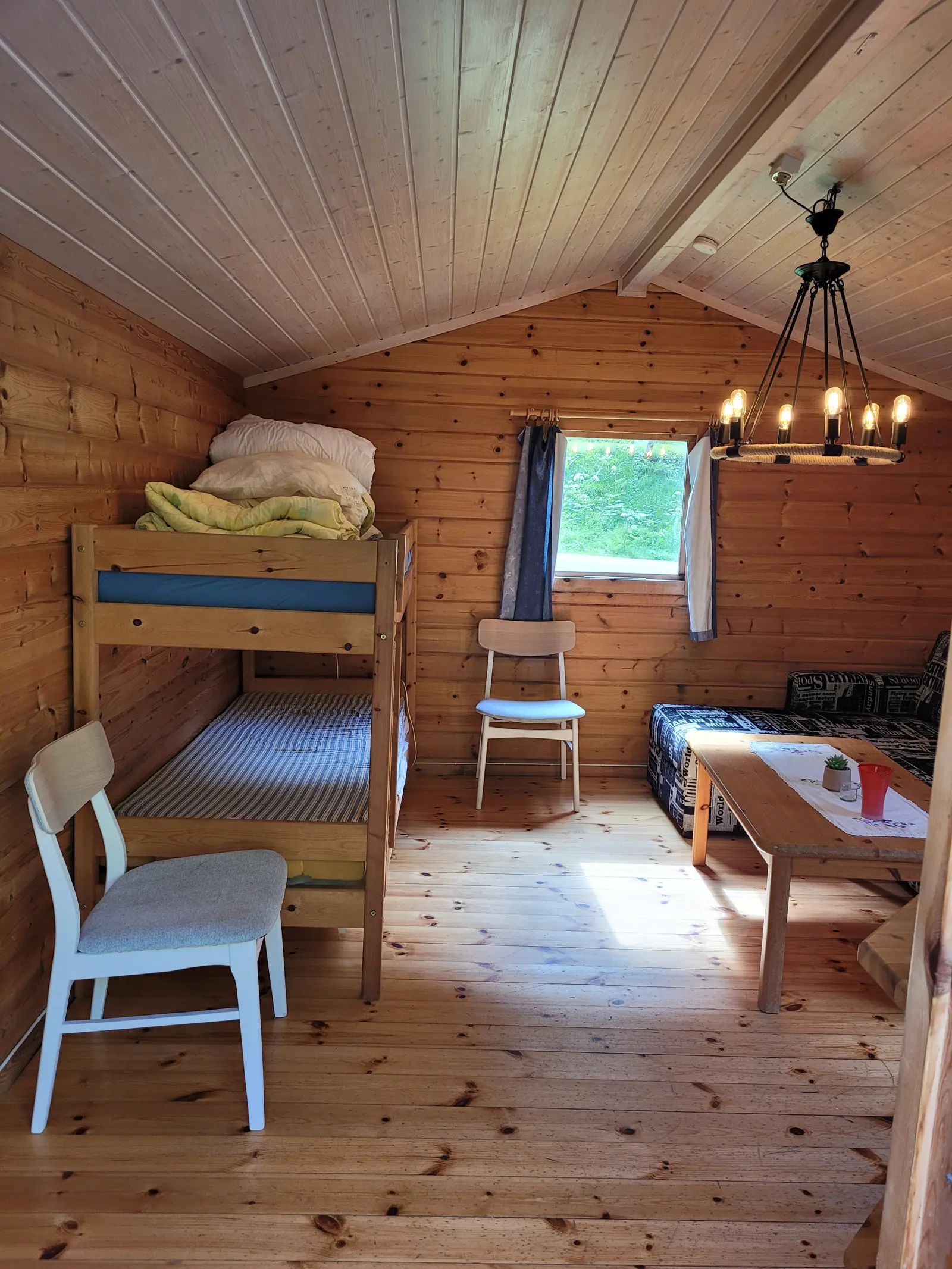 Innsiden av hytta med to senger