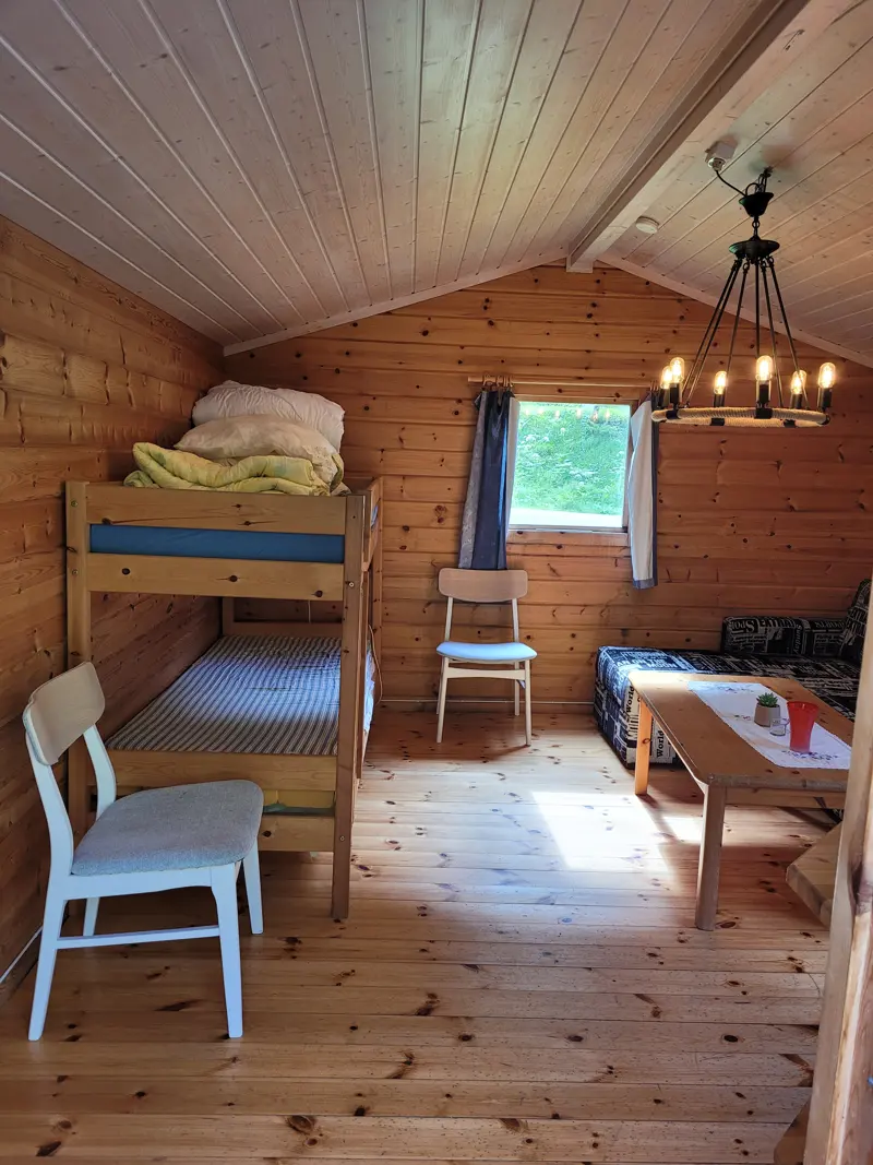 Innsiden av hytta med to senger
