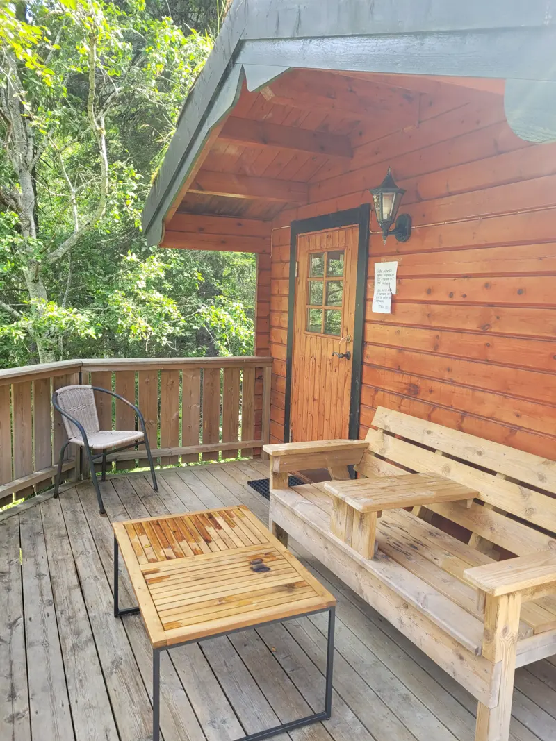 Veranda med benk og bord