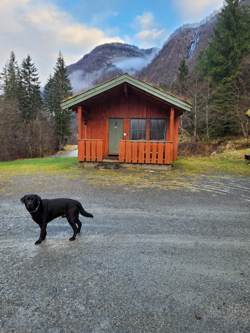 Hytte med fjellet i bakgrunnen