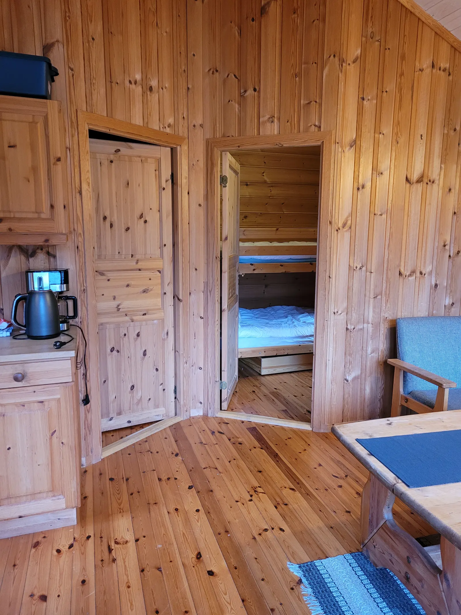 Lys hytte med panel
