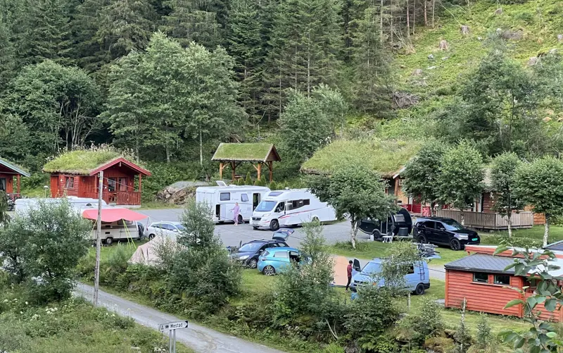 Oversikt over campingen med hytter og vogner