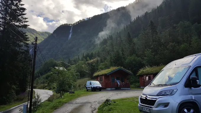 Skyer over fjellet og campingen