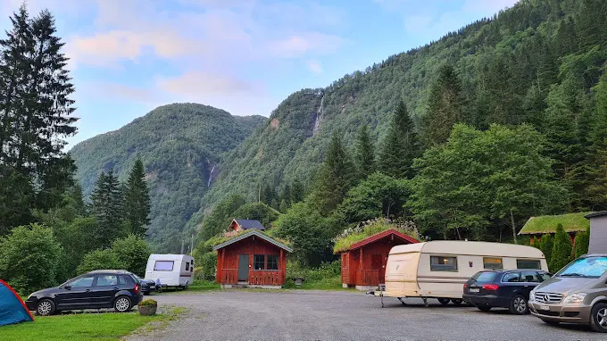 Hytter og campingvogn i kveldssol