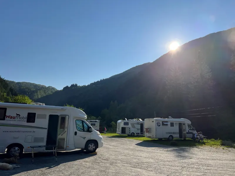 Bobiler i solnedgang