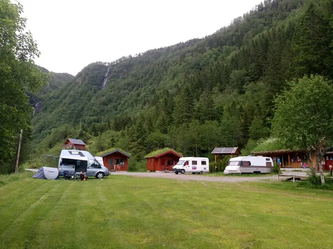 Campingplassen på enga under fossefallene