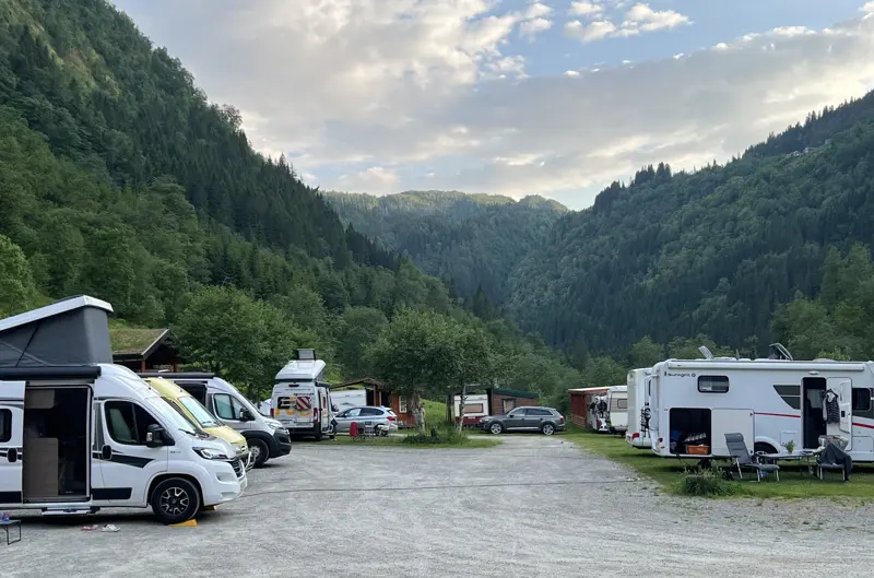Bobiler med fjellene rundt