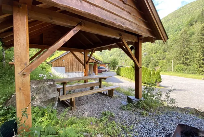 Gapahuk med bord og benker