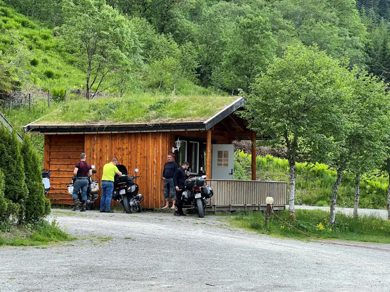 Motorsyklister ved servicehuset