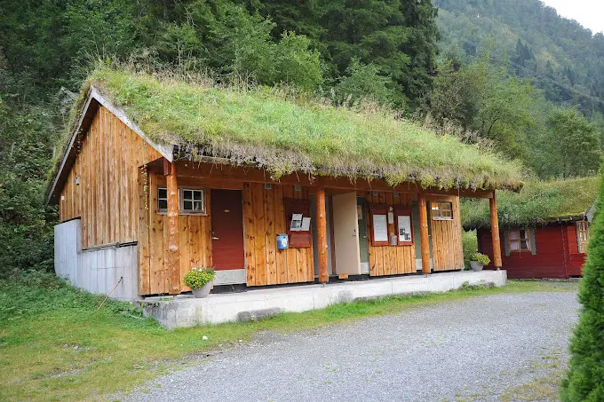 Servicehuset med torvtak