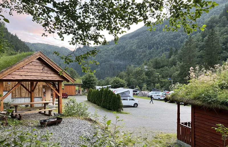 Gapahuk med utsikt over dalen