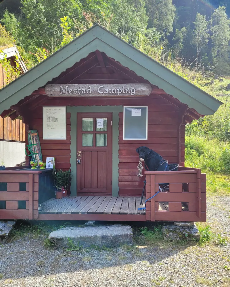 Liten rød hytte med trapp
