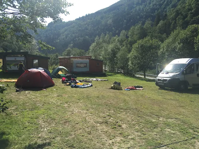 Teltplass med fjellet bak