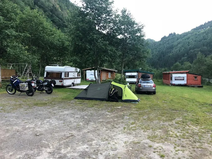 Telt og motorsykler på gressplassen