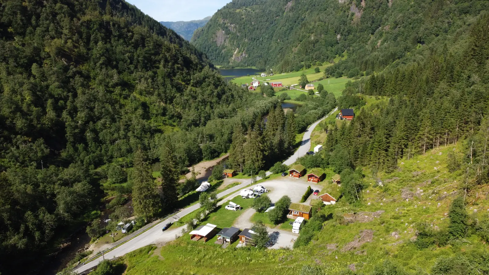 Teigdalen sett ovenfra, med campingen langs elva