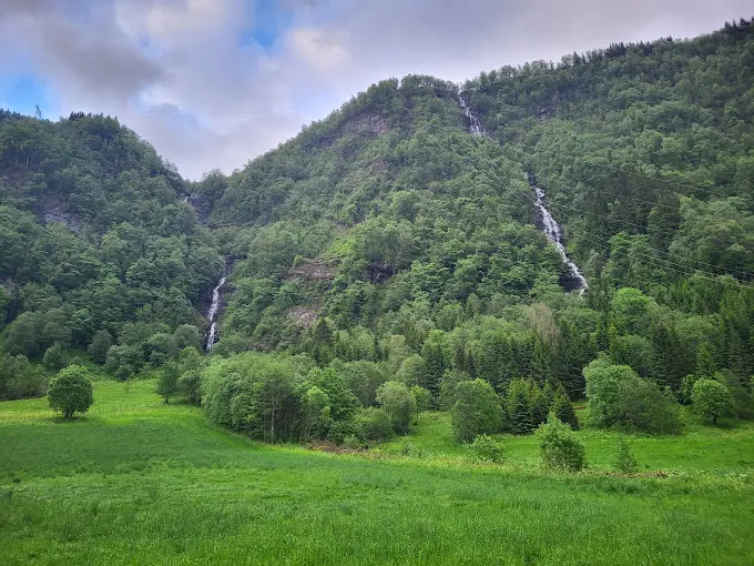 Fossefall ned fjellsiden over enga